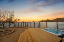 Coyote Haus / Walk to Downtown and Hikes / Hot Tub