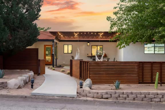 Coyote Haus / Walk to Downtown and Hikes / Hot Tub
